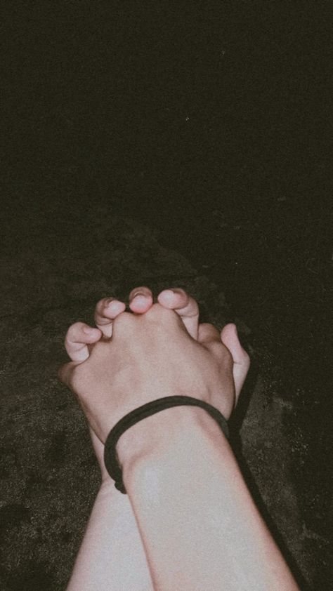 #couple #hand #wallpaperaestetic Wallpaper Aesthetic, Quick Saves