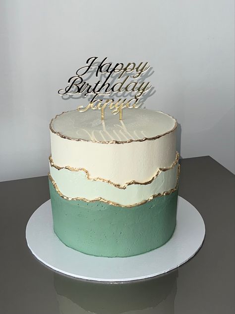 Birthday Cake For Women Green, Sweet 16 Cakes Sage Green, Pastel Green Birthday Cake, Masculine Cake Design, Pastel Green Cake, Green Bday Cake, Cake Verde, Lime Green Cake, Green And Gold Cake