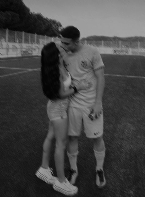 Soccer Player Boyfriend, Soccer Player Aesthetic, Football Couple Pictures, Football Player Boyfriend, Football Couple, Dream Bf, Hamptons Beach House, Book Romance, Football Couples