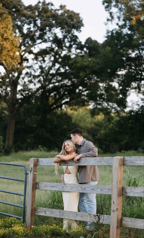 Country Engagement Outfit Ideas, Engagement Photos Hay Bales, Couple Bluebonnet Photos, Cute Farm Couple Pictures, Fence Couple Photoshoot, Pasture Picture Ideas, Couples Fence Photography, Western Engagement Pics, Engagement Photos Fence