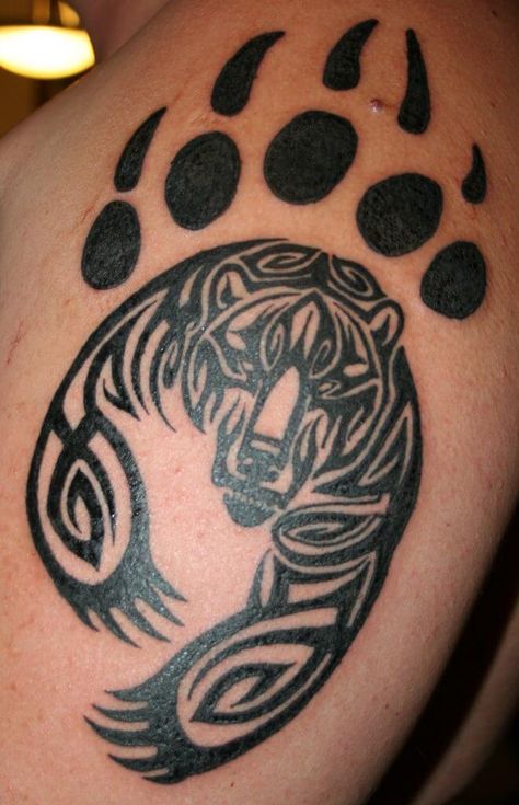 Tatouage Haida, Bear Claw Tattoo, Bear Paw Tattoos, Tato Maori, Claw Tattoo, Bear Tattoo Designs, Tattoo Pics, Native American Tattoos, Native Tattoos