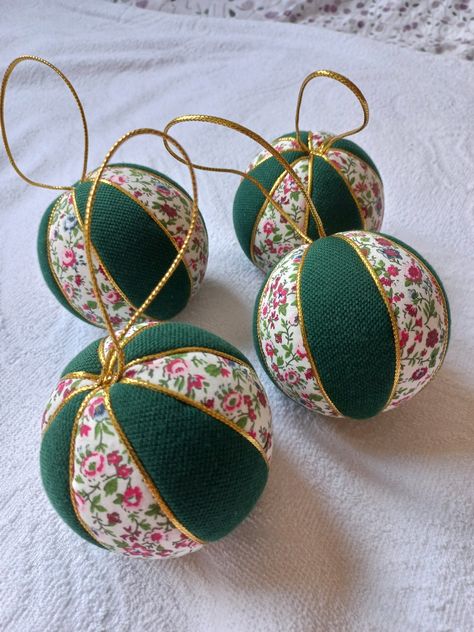 Christmas Floral Arrangements Diy, Diy Quilted Christmas Ornaments, Christmas Ball Ornaments Diy, Antique Christmas Cards, Christmas Decorations Sewing, Sewing Christmas Gifts, Diy Felt Christmas Ornaments, Fancy Christmas Ornaments, Christmas Gift Tags Diy