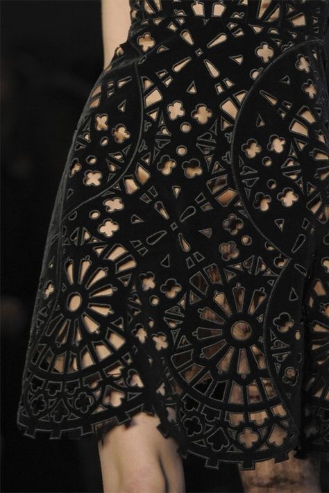 Laser Cut Cog Dress - decorative surface pattern; lasercut fashion details Tac Mahal, Laser Cut Fashion, Laser Cut Fabric, Laser Cut Designs, Laser Cut Leather, Ex Machina, Lasercut Design, Cut Work, Cut It