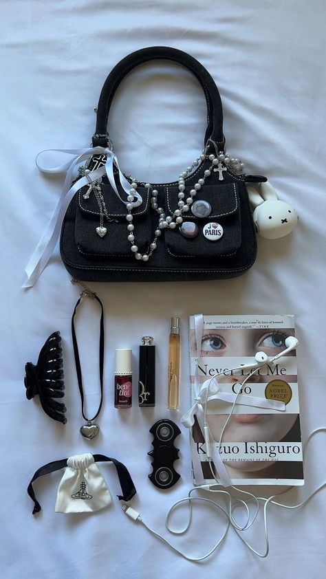 Inside My Bag, Purse Essentials, Handbag Essentials, Fits Inspo, What In My Bag, Girly Accessories, Fancy Bags, Downtown Girl, Jane Birkin