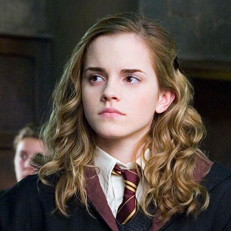 Halloween Costume Ideas Based on Your Hair Length - Medium-Long Hair   from InStyle.com Hermione Granger Hairstyles, Hermione Granger Hair, Hermione Hair, Harry Potter Hairstyles, Elsa Braid, Matrix Hairstyle, Braid Hairstyle Ideas, Emma Watson Harry Potter, Hermione Jean Granger