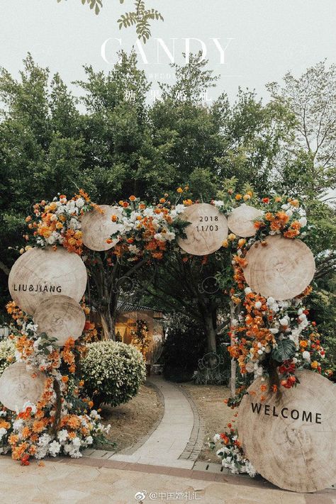 Orange and wood floral arch with welcome sign #wedding #weddingflowers #weddingideas #weddingtheme #weddinginspiration Ceremony Entrance, Bronze Wedding, Rustic Wedding Decorations, Festival Bride, Welcome Signs, Deco Floral, Wedding Stage, Source Unknown, Wedding Deco