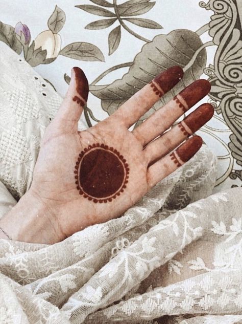 mehandi hands Round Mehndi Designs Circles, Marudhani Designs Traditional, Simple Round Mehndi Designs, Mylanchi Designs, Mehndi Designs Round, Round Henna, Mehendi Aesthetic, Mehandi Simple, Round Mehndi Design