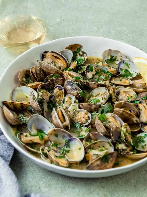 Clams In White Wine Garlic Sauce, Clam And Mussel Recipes, Clams With White Wine Sauce, Clam Recipes Steamed, Clams White Wine Sauce, Little Neck Clams In White Wine Sauce, Steamed Clams Recipe Garlic, Steamed Oyster Recipes, How To Cook Steamers Clams