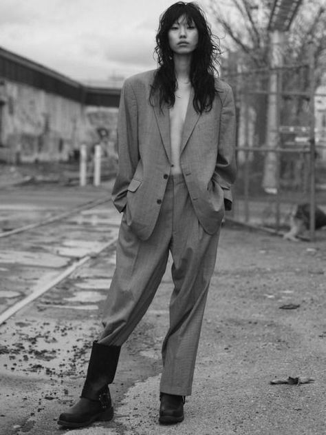 Poses With Suit, Masculine Women Fashion, Androgynous Women, Gender Neutral Style, Masc Women, Style Parisienne, Genderless Fashion, Neutral Style, Style Blazer