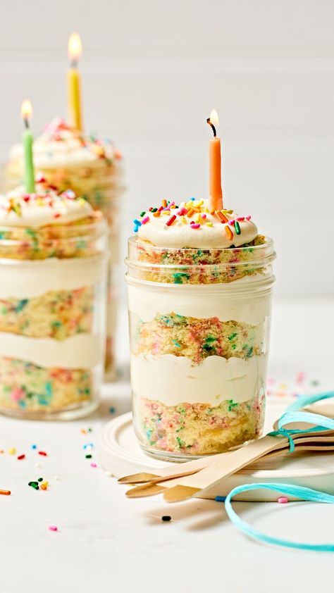 Birthday Cake In A Jar Birthday Cake In A Jar, Birthday Cake Cups, Cake In Jar Ideas, Cake In A Jar Ideas, Jar Cake Ideas, Jarred Desserts, Biscuits Ideas, Desserts In A Jar, Mason Jar Desserts Recipes