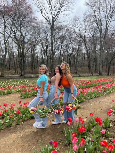 Tulip picking with friends Friends Group Pictures, Group Pictures With Friends, Tulip Picking, Husband Hair, Farm Pictures, Flower Photoshoot, Farm Clothes, Flower Picks, Pictures With Friends