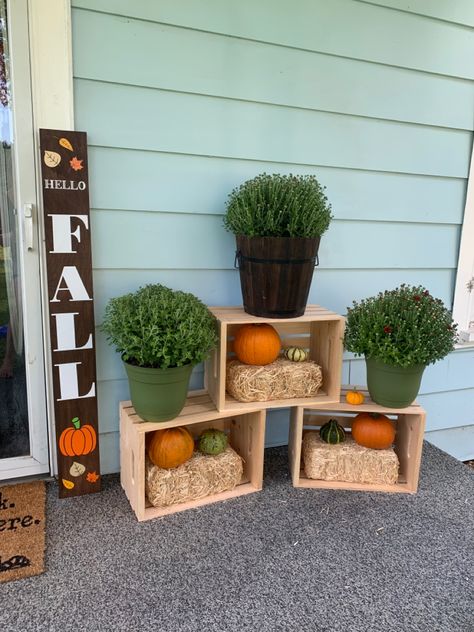 Wooden Crates Fall Decor, Pumpkin Crate Decor, Fall Decor With Wooden Crates, Front Porch Decor With Crates, Wooden Crate Fall Decor Ideas, Small Fall Porch, Fall Porch Decor With Crates, Fall Patio Decor, Outside Halloween Decorations