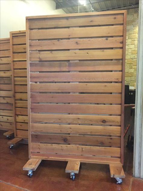 Booth Crush: Portable Walls for Vintage Booths and Craft Shows Pallet Partition, Moveable Partition Wall, Moveable Partition, Wood Partition, Portable Partitions, Pallet Walls, Shelves Design, Portable Walls, Church Stage Design