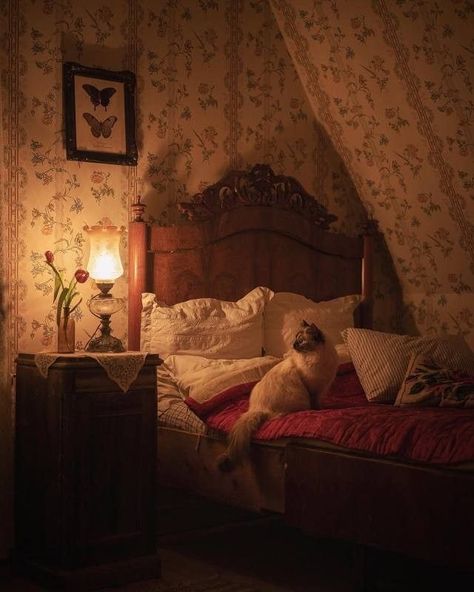 Old Lady Bedroom Aesthetic, Southern Gothic Bedroom, 1920s Room, Grandmacore Bedroom, Vintage Bedsheets, 50s Bedroom, 1940s Bedroom, Old Bedroom, Ideas Hogar