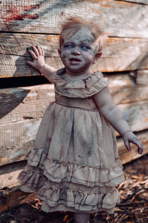 Mom Turns Her Baby Into A Zombie For A Horror Photoshoot And The Kid Absolutely Nails It | Bored Panda Halloween Kostüm Baby, Baby Zombie, Zombie Photo, Father Daughter Photos, Handmade Presents, Terrifying Halloween, Christmas Ideas For Boyfriend, Zombie Lover, Presents Christmas