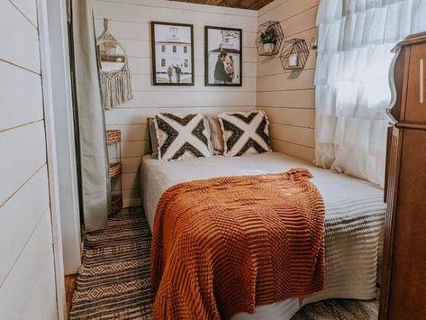 Tiny Bedroom Design, Design Ložnic, Shed Tiny House, Tiny House Talk, Shed Home, Shed To Tiny House, House Shed, Bedroom Design Ideas, Family Of 4