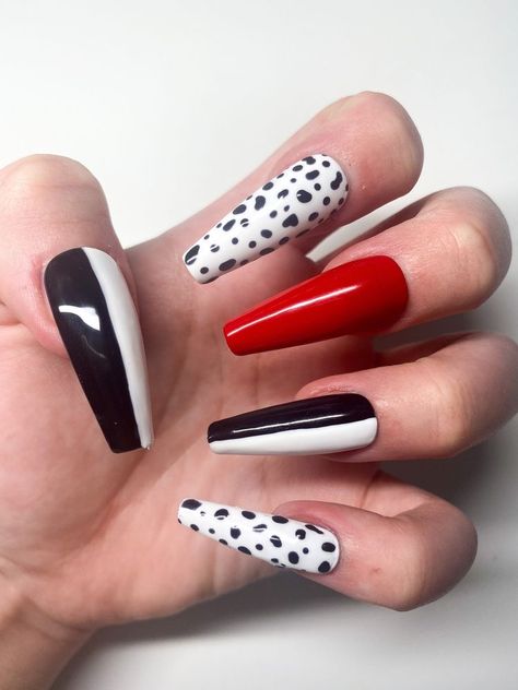 Cruella Deville Nail Art, Cruella Nail Art, Halloween Cruella Deville, Cruella Deville Nails, Aubrey Nails, Cruella Nails, Cruella Deville Aesthetic, Dalmatian Nails, Cruella Deville Costume