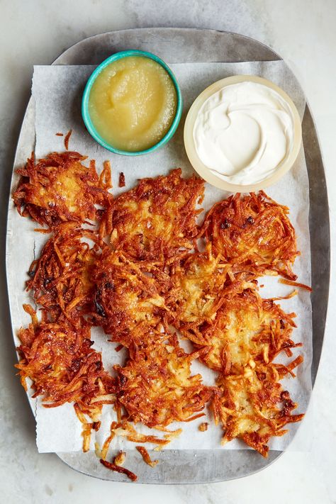 Appetizers Holiday Parties, Potato Latke Recipe, Best Apple Recipes, Jewish Foods, Hanukkah Recipes, Matzo Meal, Potato Latkes, Hanukkah Food, Jewish Food