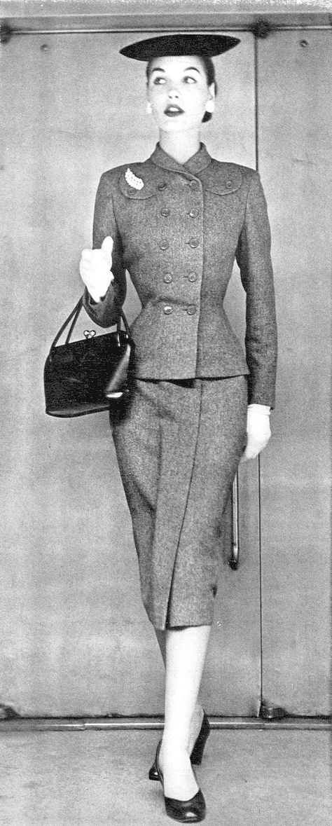 Sherry Nelms in grey wool suit by Handmacher, Vogue, August 1, 1951 1950s Vintage Fashion, Grey Wool Suit, 1950 Fashion, Vintage Suit, Fifties Fashion, Look Retro, Fashion 1950s, Vintage Fashion Photography, A Meme