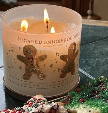 Snicker Doodle, Candle Obsession, Christmas Smell, Cute Candles, Winter Candle, Candle Aesthetic, Christmas Scents, Christmas Baskets, Christmas Feeling