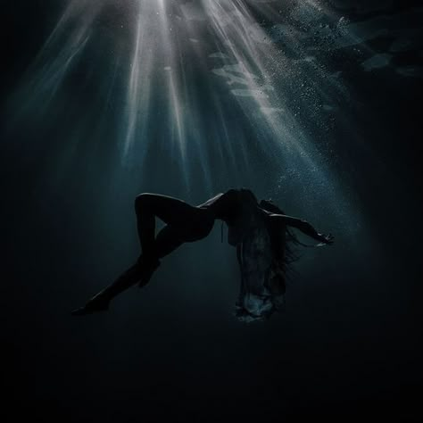 Deep Water Aesthetic, Deep Ocean Aesthetic Dark, Elise Core, Water Aesthetic, Mermaid Aesthetic, Fantasy Aesthetic, Dark Photography, Underwater Photography, Aesthetic Images