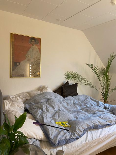 Notmymango Bryanna, Colorful Midcentury Modern Bedroom, Wood Bed Frame Aesthetic, Small Eclectic Bedroom, Comfy House Aesthetic, Simple Clean Bedroom, Bedroom Mcm, Eclectic Maximalism Bedroom, Scandinavian Bedroom Nordic