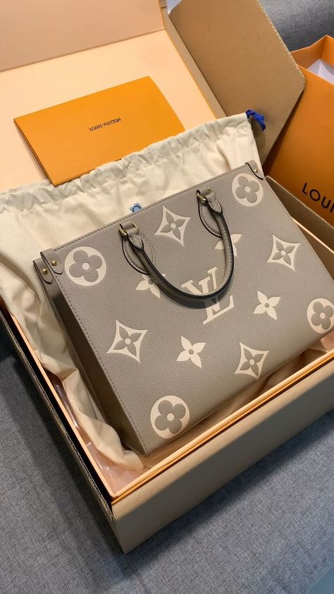 Tas Lv, Shopping Pictures, Iphone Screen Repair, Iphone Storage, Rich Aesthetic, Delivery Pictures, Credit Card App, Video Call With Boyfriend Screen Photo, Bra Image