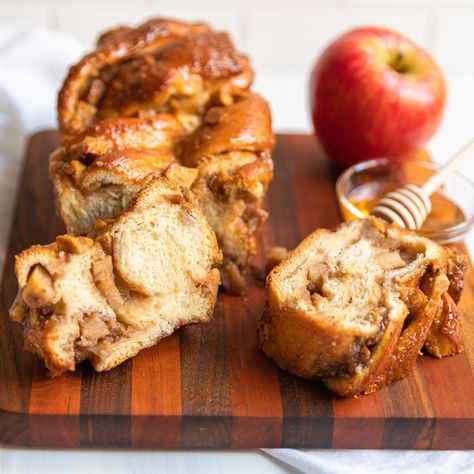 Honey Babka, Babka Cinnamon, Apple Babka, Apple Honey, Babka Recipe, Roasted Apples, Honey Walnut, Rosh Hashana, Honey Syrup