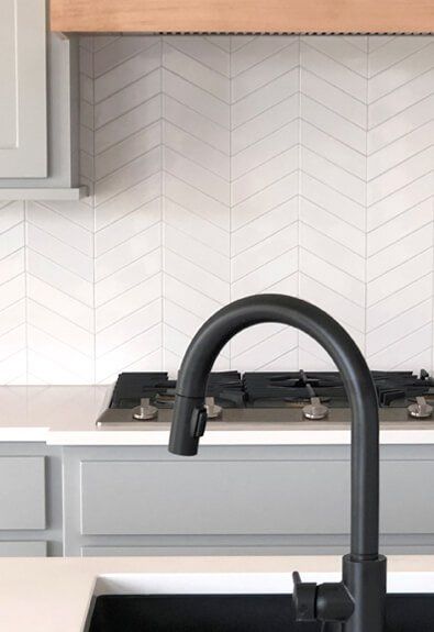 Modern Farm Kitchen Backsplash, Backsplash Tile Shapes, Kitchen Backsplash For Small Kitchen, White And Grey Quartz Countertop Kitchen, 2 X 10 Subway Tile Backsplash, Masculine White Kitchen, Rectangle Backsplash Kitchen, White Cabinets Black Hardware Backsplash, Cabinet And Backsplash Ideas