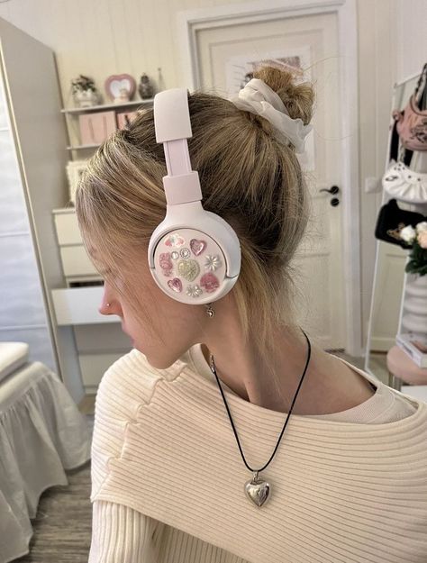 Headphone Decoration, Cute Headphones, Wearing Headphones, Chloe Walsh, Pink Girly Things, Pink Vibes, Foto Ideas Instagram, Auto Accessories, Birthday Wishlist