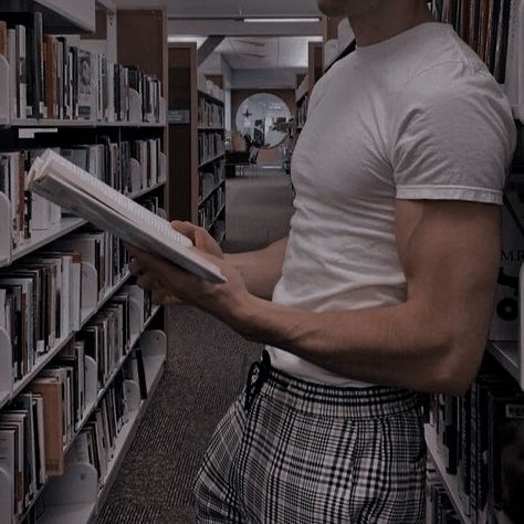 Book Lovers Aesthetic, Tell Me Three Things, Black To Blonde Hair, Lovers Aesthetic, Faceless Men, Gentleman Aesthetic, Blonde Guys, Colleen Hoover, Beach Reading