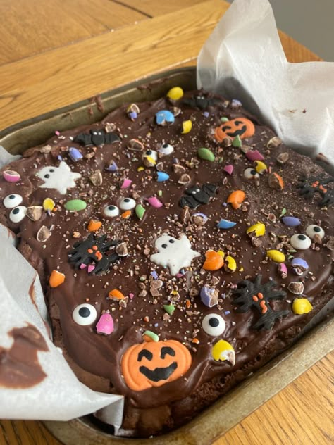 Scary Brownies, Halloween Desserts Gross, Twilight Themed Desserts, Halloween Traybake, Brownie Halloween, Twilight Inspired Food, Fun Baked Goods, Halloween Brownie, Spooky Brownies