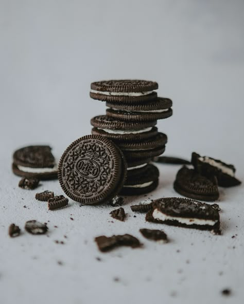 Biscuits Product Photography, Sweets Photography Ideas, Biscuit Photography Ideas, Oreo Photography Ideas, Cookies Product Photography, Chocolate Photoshoot Ideas, Oreo Photography, Chocolate Moodboard, Cookie Photoshoot