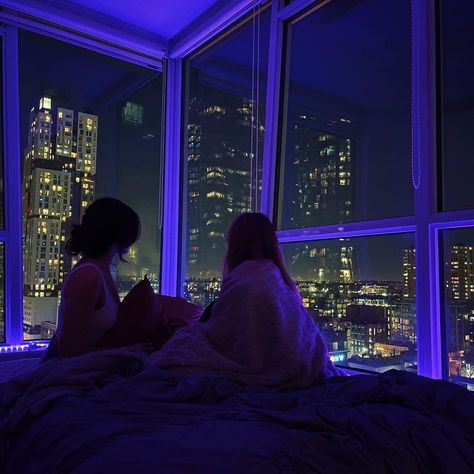 Instagram inspiration Romantic City Aesthetic, Bestie Apartment Goals, Besties Apartment, Nyc Apartment View, Weekend Aesthetic, City View Apartment, Minimal Bedroom, Apartment View, Apartment Goals