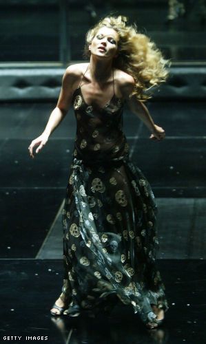 Kate Moss modeled the original skull print on a dress at the American Express Black Show & London's Earl's Court venue in 2004 - Alexander McQueen American Express Black, Alexander Mcqueen Skull Scarf, Kate Moss Style, Savage Beauty, Skull Dress, Skull Scarf, Mcqueen Fashion, Drop Dead, Naomi Campbell