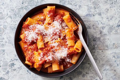 Arrabbiata Sauce Recipe Otto Lenghi, Eggplant Pasta, Vegetarian Comfort Food, Shrimp And Vegetables, Salmon And Shrimp, Quick Pasta, Canned Tomatoes, Slow Cooker Bbq, One Pot Dinners