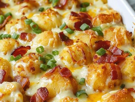 Savory Delight: Easy Chicken Bacon Ranch Tater Tot Casserole Recipe for Flavorful Family Feasts - NewsBreak Bacon Ranch Tater Tot Casserole, Ranch Tater Tot Casserole, Turkey Bacon Ranch, Tater Tot Casserole Recipe, Leftover Casserole, Creamed Beef, Garlic Parmesan Chicken Wings, Tater Tot Casserole Recipes, Chicken Crispy