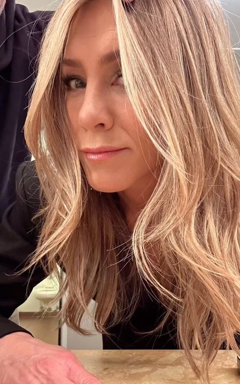 Jennifer Aniston always glows on the red carpet: 12 beauty products she can't live without | HELLO! Jennifer Aniston Workout, Jennifer Aniston Wallpaper, Jeniffer Aniston, The Morning Show, Jennifer Aniston Hair, Jennifer Aniston Style, Dramatic Hair, Jennifer Aniston Hot, Jenifer Aniston