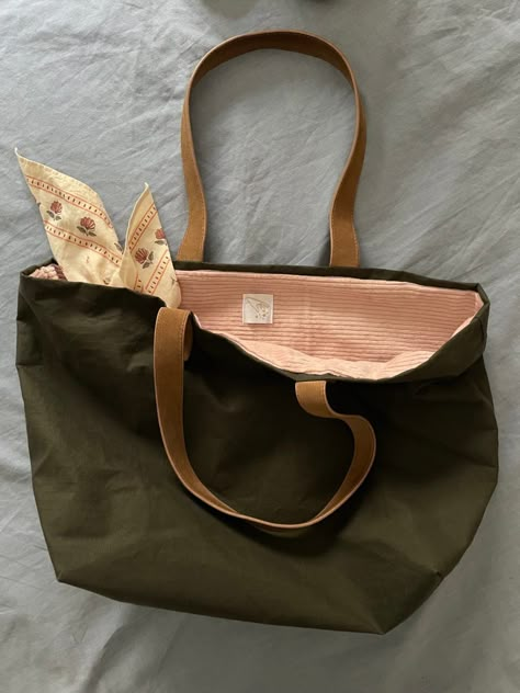 Sac Diy, Couture Sewing, Diy Couture, Sewing Bag, Longchamp Le Pliage, Sewing Inspiration, Handmade Bags, Canvas Bag, Diy Sewing