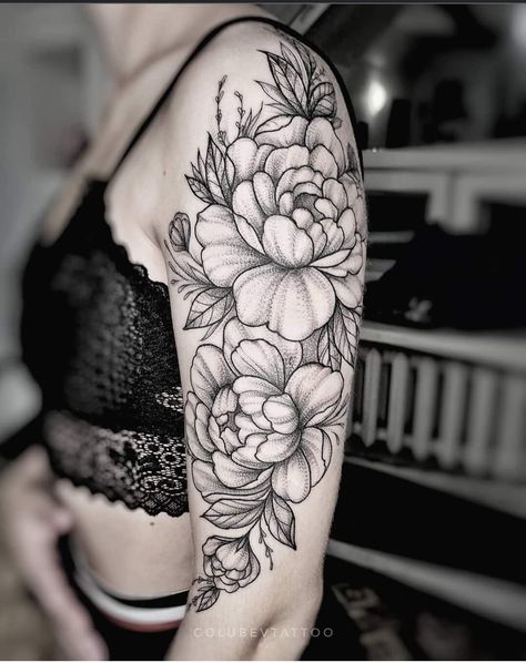 Half Sleeve Tattoo Upper Arm, Indian Feather Tattoos, Shoulder Sleeve Tattoos, Tattoo Samples, Floral Tattoo Shoulder, Wolf Tattoo Sleeve, Feminine Tattoo Sleeves, Flower Tattoo Drawings, Beautiful Flower Tattoos