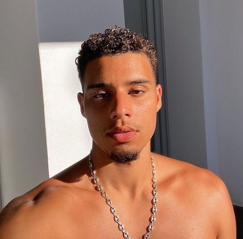 max rigel | zodiac academy Bronze Skin Men, Max Rigel Zodiac Academy, Max Rigel, Latino Men, Light Skin Men, Zodiac Academy, Corte De Cabelo Masculino, Perfect Boy, Attractive Guys