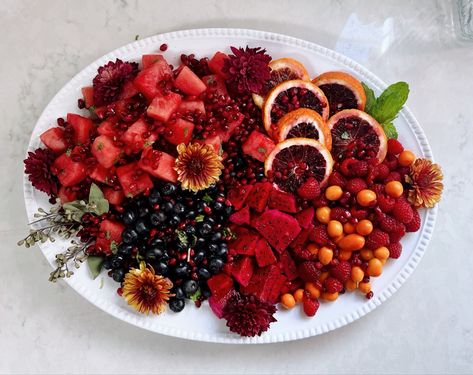 Fruit Platter Winter, Fruit Platter Thanksgiving, Fall Snack Platter, Winter Fruit Platter Ideas, Winter Fruit Board, Red Fruit Platter, Winter Fruit Tray, Fall Fruit Tray, Winter Fruit Platter