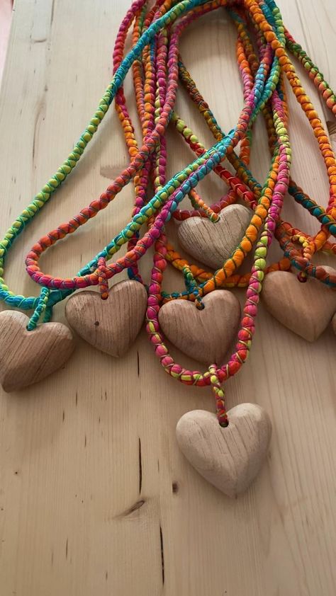 Fabric Necklace Diy, Men With Thick Hair, Necklace Fabric, Jewels Diy, Best Hairstyles For Men, Fiber Art Jewelry, Jewelry Fabric, Textile Necklace, Heart Necklaces