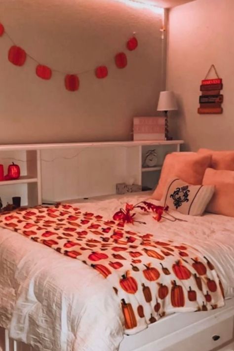 Fall Cozy Room Aesthetic, Preppy Halloween Room Decor, Fall Room Preppy, Preppy Fall Bedroom, Preppy Fall Room Ideas, Cute Fall Decor For Bedroom, Cute Fall Bedroom Ideas, Preppy Halloween Bedroom, Fall Dorm Room Decor