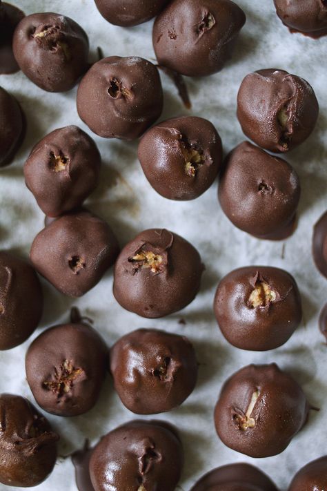 Boozy Balls, Tasting Party Food, Whiskey Desserts, Whiskey Cookies, Cookie Dough Cake Pops, Whiskey Tasting Party, Bourbon Cookies, Whiskey Party, Bourbon Balls