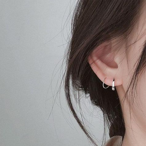 Double Ear Piercing Ideas Aesthetic, Double Lobe Piercing Ideas, Earrings Small Hoop, Double Ear Piercings, Earring Inspo, Hogwarts Dr, Piercing Inspo, Double Piercing, Helix Hoop