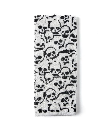 Spooky Halloween Decor with 16" x 26" Skull Towel by Place & TimeAdd a touch of eerie elegance to your kitchen with the 16" x 26" Halloween Skulls on White Towel by Place & Time Made with love in Turkey from 100% cotton, these kitchen towels are not only stylish but also functional The spooky skulls on a white background will surely bring your Halloween decor to life Measuring 16"x26"x02", these towels are the perfect size for all your kitchen needsProduct DetailsDimensions: 16" x 26" x 02"Material: 100% cotton Towels Aesthetic, Halloween Towels, Bp House, Spooky Halloween Decor, Halloween Skulls, Halloween Shower Curtain, Spooky Halloween Decorations, White Towels, Towel Hooks