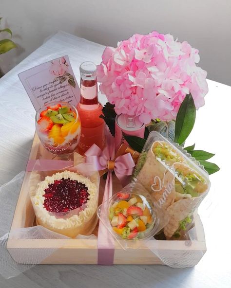 Mothers Day Food Ideas Lunch, Lunch Box Gift Basket Ideas, Surprise Breakfast Ideas, Food Hampers Ideas, Breakfast Basket Gift Ideas, Ideas Para Desayunos Sorpresa, Box Desayunos, Start Of The Month, Breakfast Gift Basket