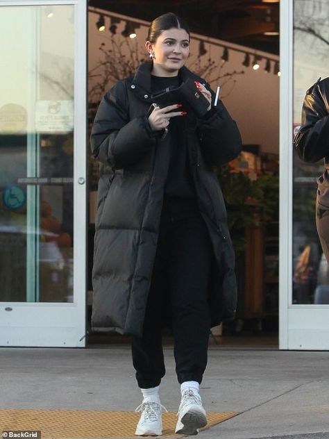 Tomboy Baddie, Kylie Jenner Outfits Casual, Kylie Jenner Street Style, Look Kylie Jenner, Trajes Kylie Jenner, Puffer Jacket Outfit, Long Puffer Jacket, Kylie Jenner Outfits, Kylie Jenner Style