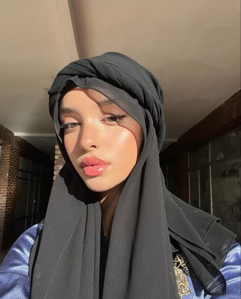 hijabi Keffiyeh Woman, Keffiyeh Hijab, Pretty Hijabi, Arab Head Scarf, Hijab Styles, Modern Hijab, Hijab Aesthetic, Stile Hijab, Stylish Hijab